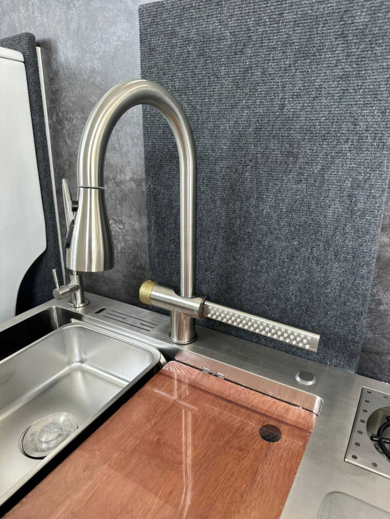 H-7S Смеситель для кухни SATIN, в комплекте со стальной гибкой подводкой